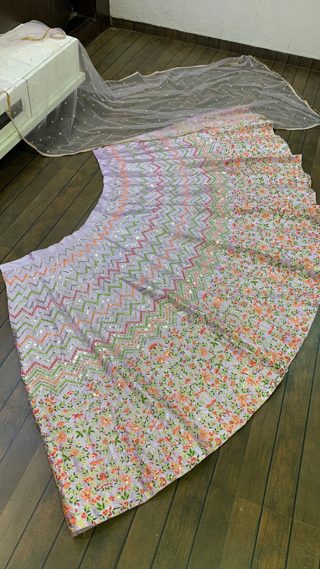 सीक्वेंस और थ्रेड वर्क से सजे डिजाइनर पार्टी वेयर लहंगा चोली