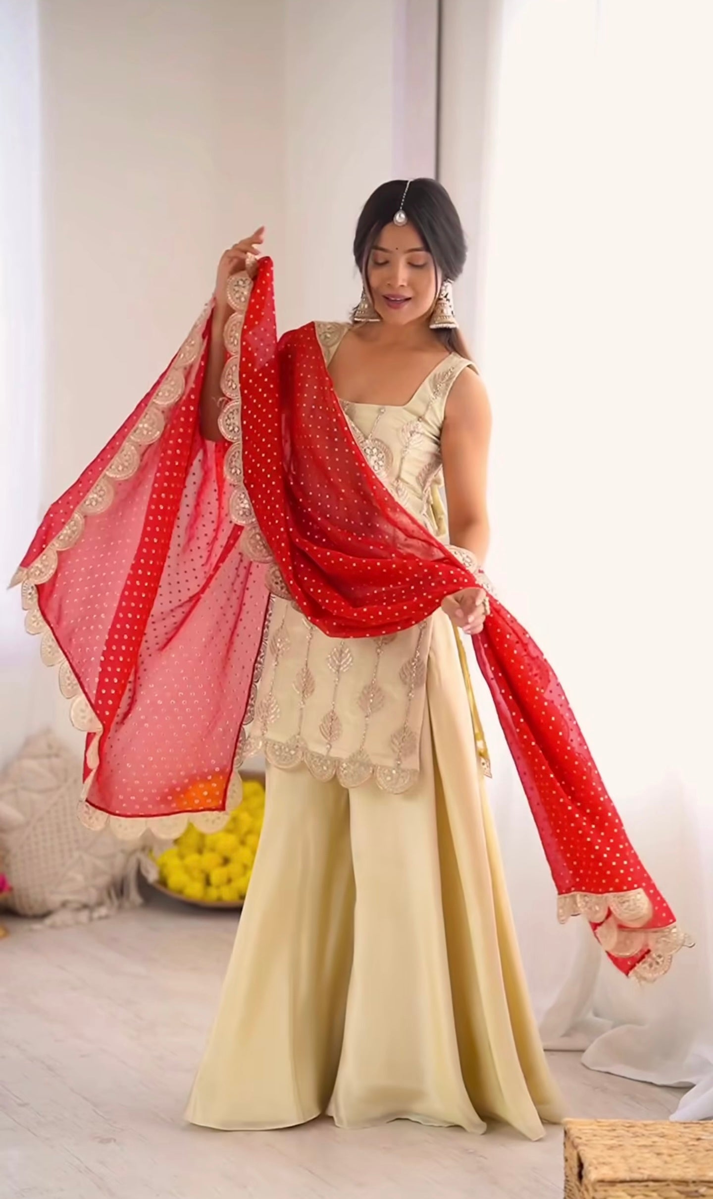 पार्टी वेयर टॉप-बॉटम और दुपट्टा, कढ़ाई और कोडिंग सीक्वेंस वर्क के साथ