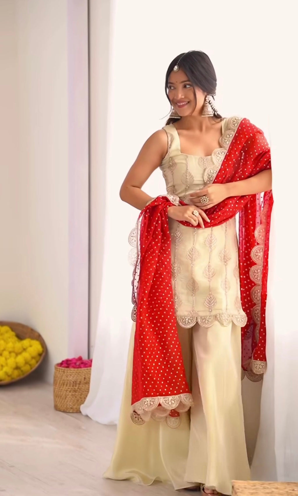 पार्टी वेयर टॉप-बॉटम और दुपट्टा, कढ़ाई और कोडिंग सीक्वेंस वर्क के साथ