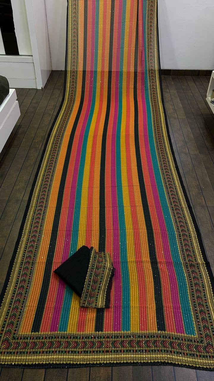 पार्टी के लिए उपयुक्त, सीक्वेंस वर्क वाली खूबसूरत साड़ी