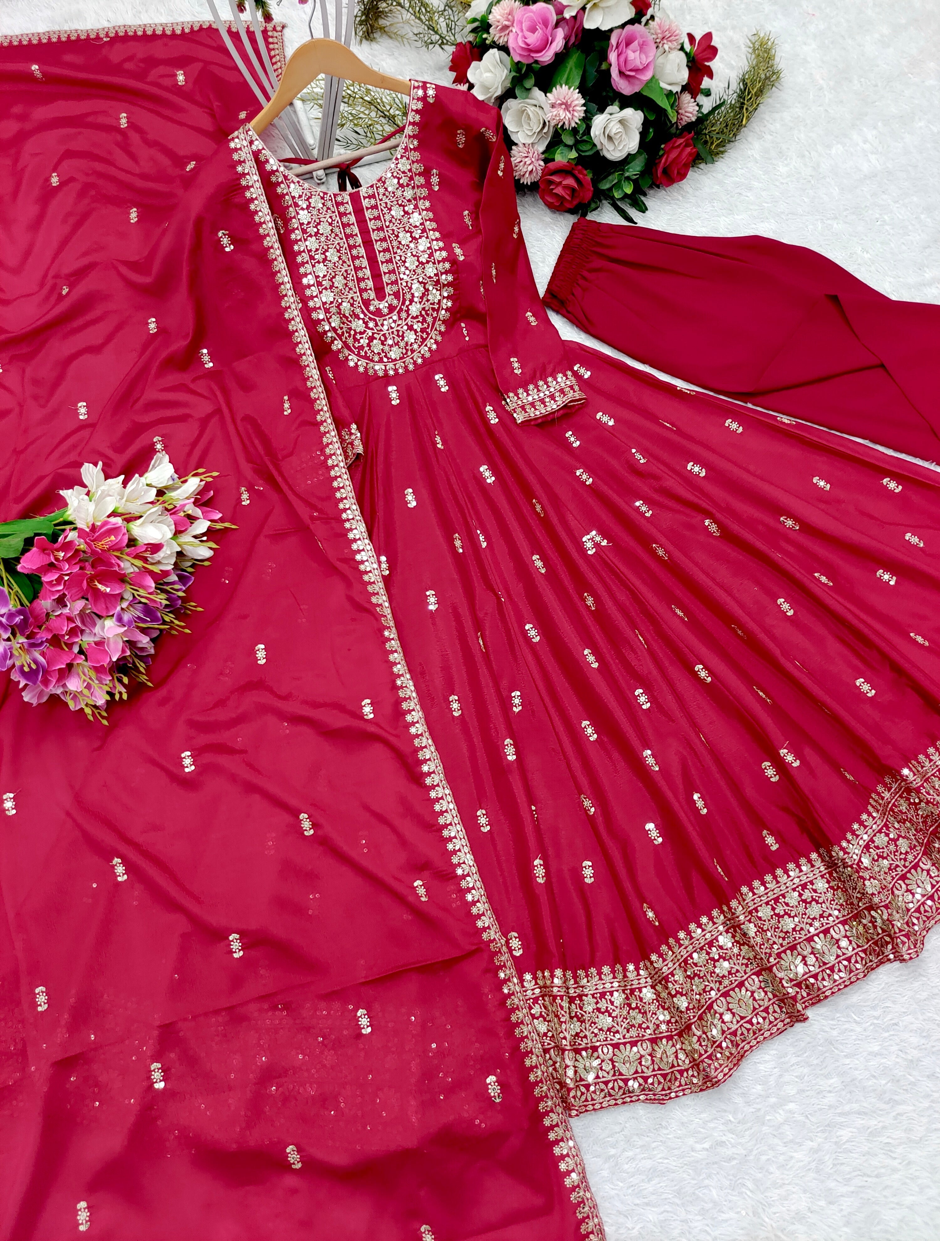 डिजाइनर गाउन - पैंटी और दुपट्टा कढ़ाई के काम के साथ