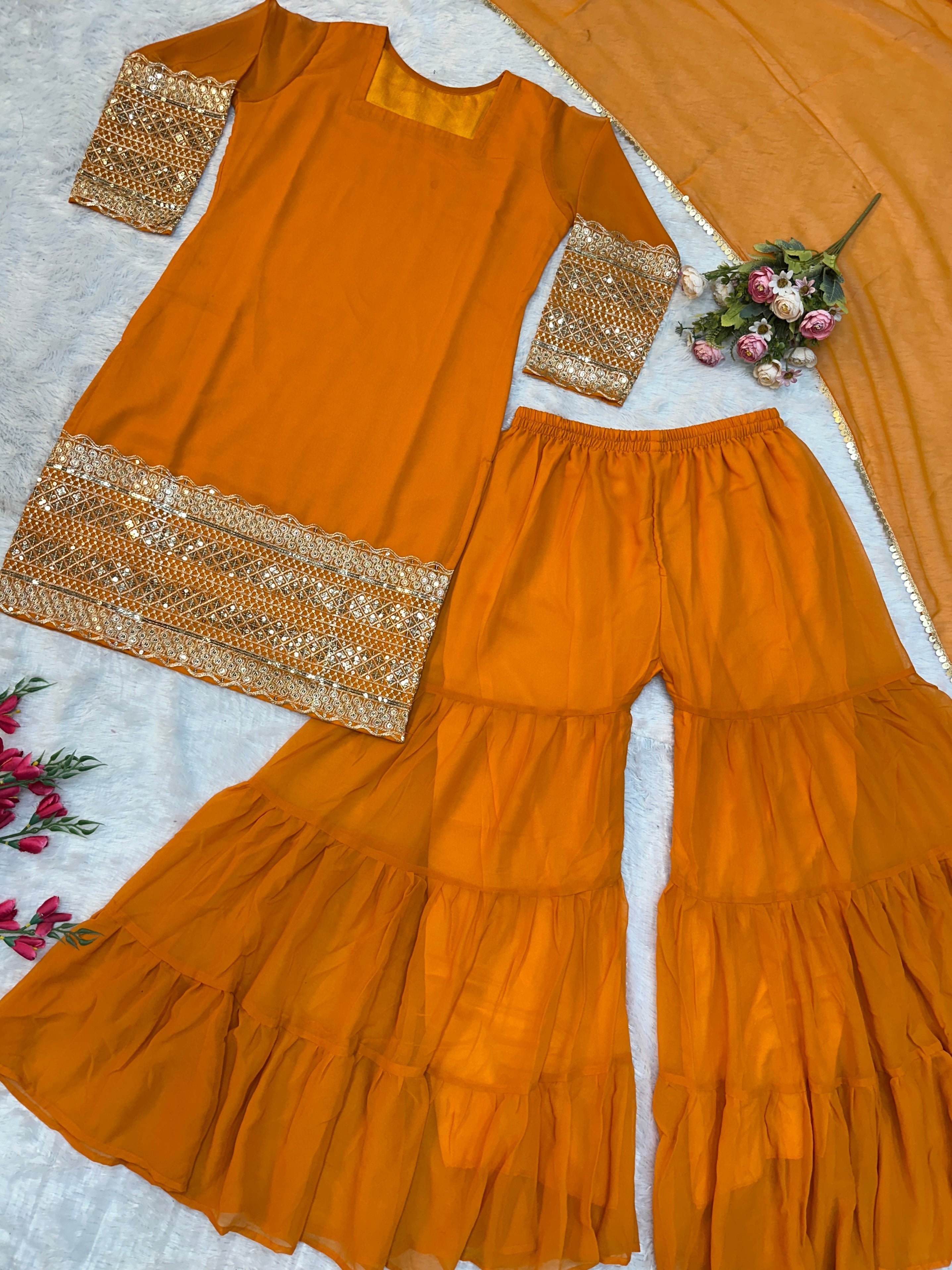 पार्टी के लिए बेहतरीन टॉप और प्लाज़ो के साथ फैंसी दुपट्टा।