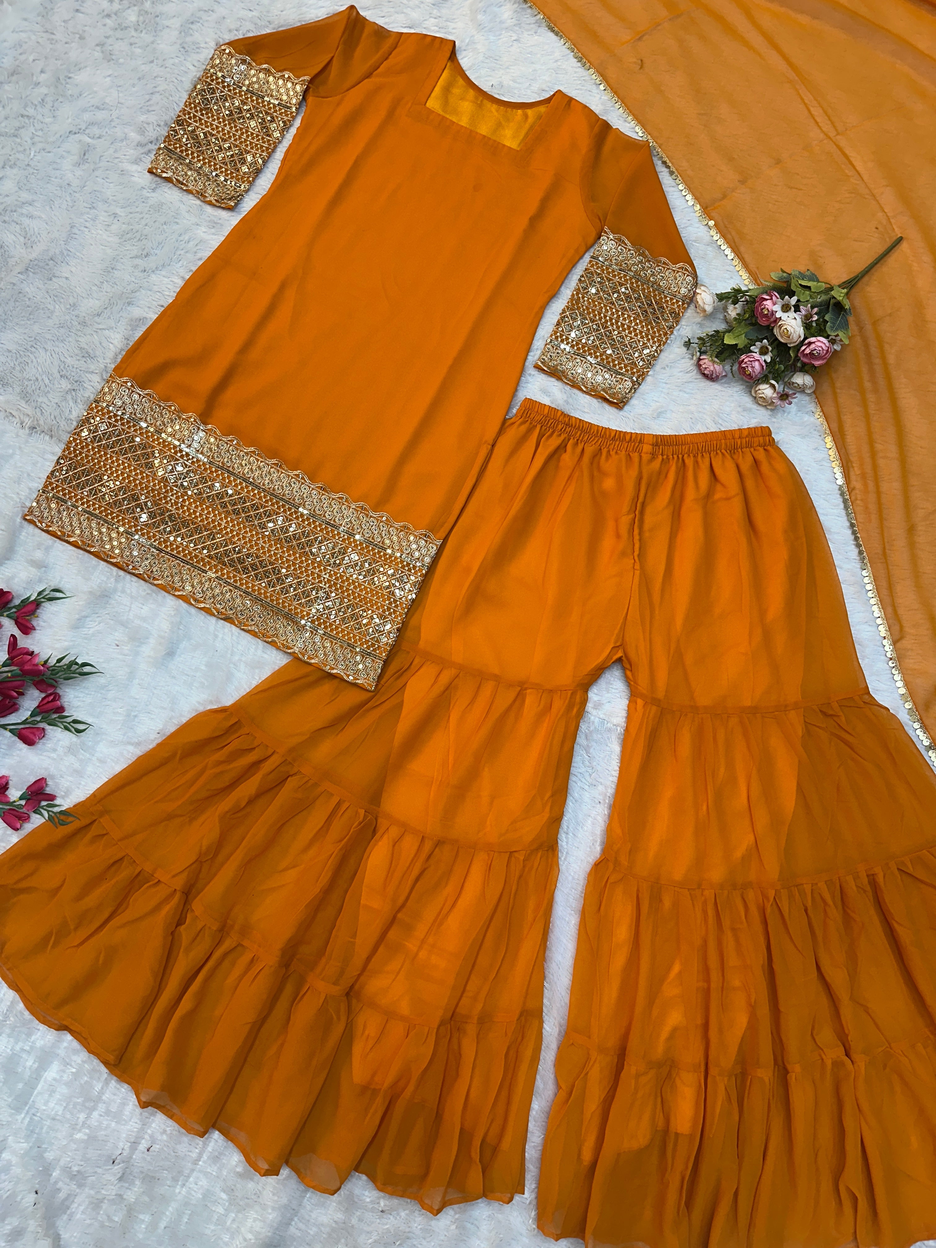 पार्टी के लिए बेहतरीन टॉप और प्लाज़ो के साथ फैंसी दुपट्टा।