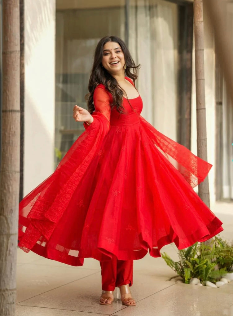 खूबसूरत पार्टी वेयर अनारकली गाउन पैंट और दुपट्टा