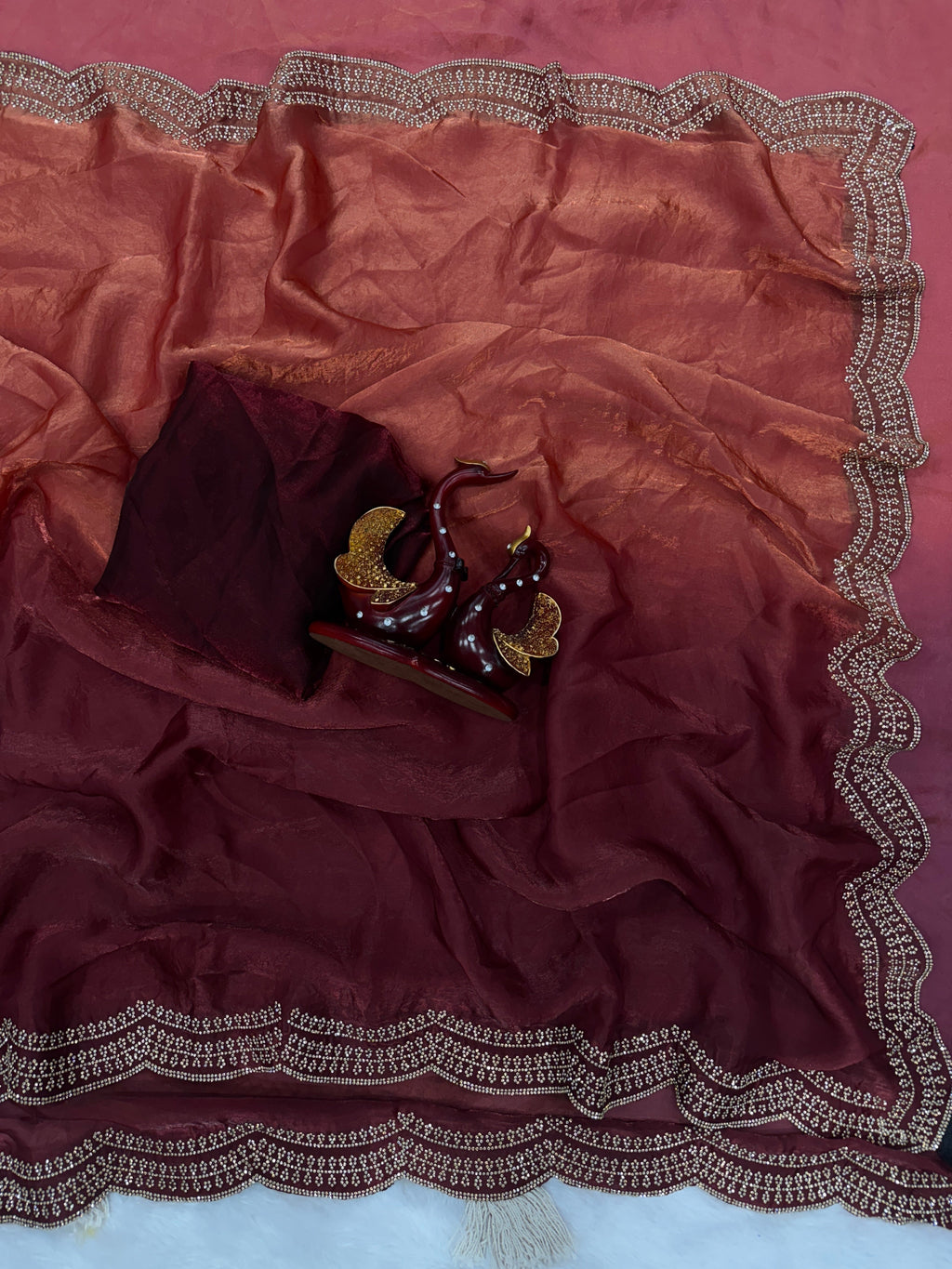 पार्टी वेयर लुक के लिए डायमंड जारखन वर्क वाली डिजाइनर साड़ी