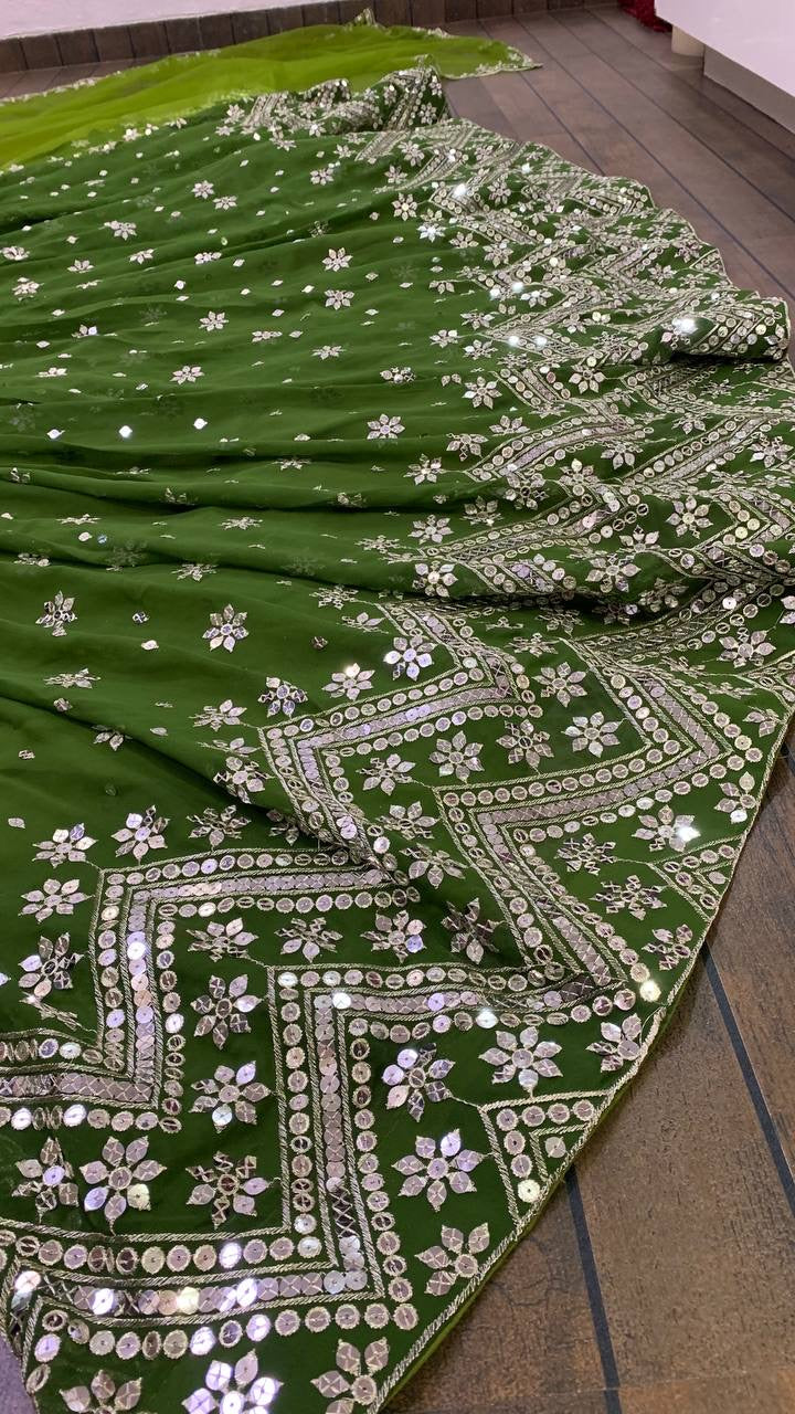 सीक्वेंस और ज़री वर्क से सजे डिज़ाइनर पार्टी वेयर लहंगा चोली