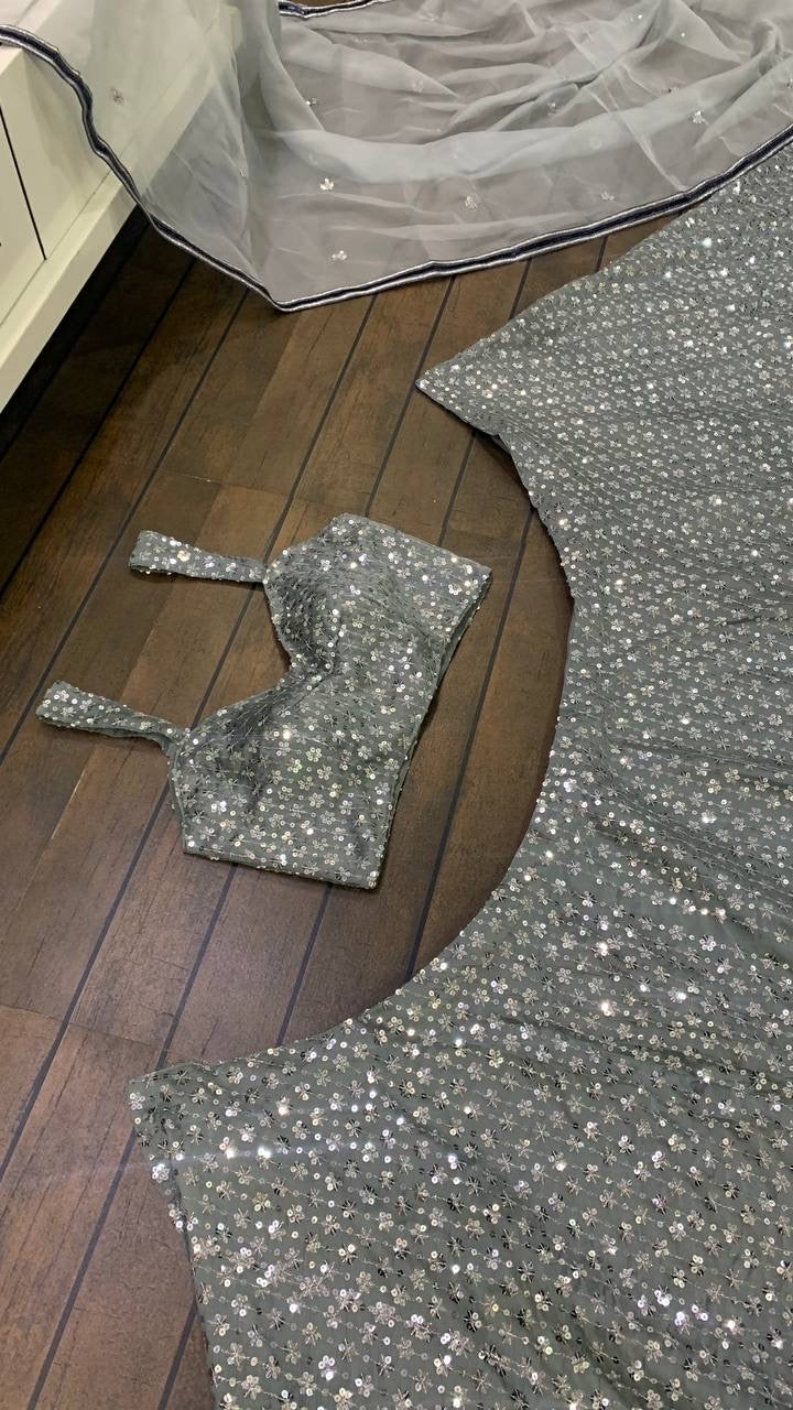 सीक्वेंस वर्क वाला डिज़ाइनर पार्टी वेयर लहंगा चोली