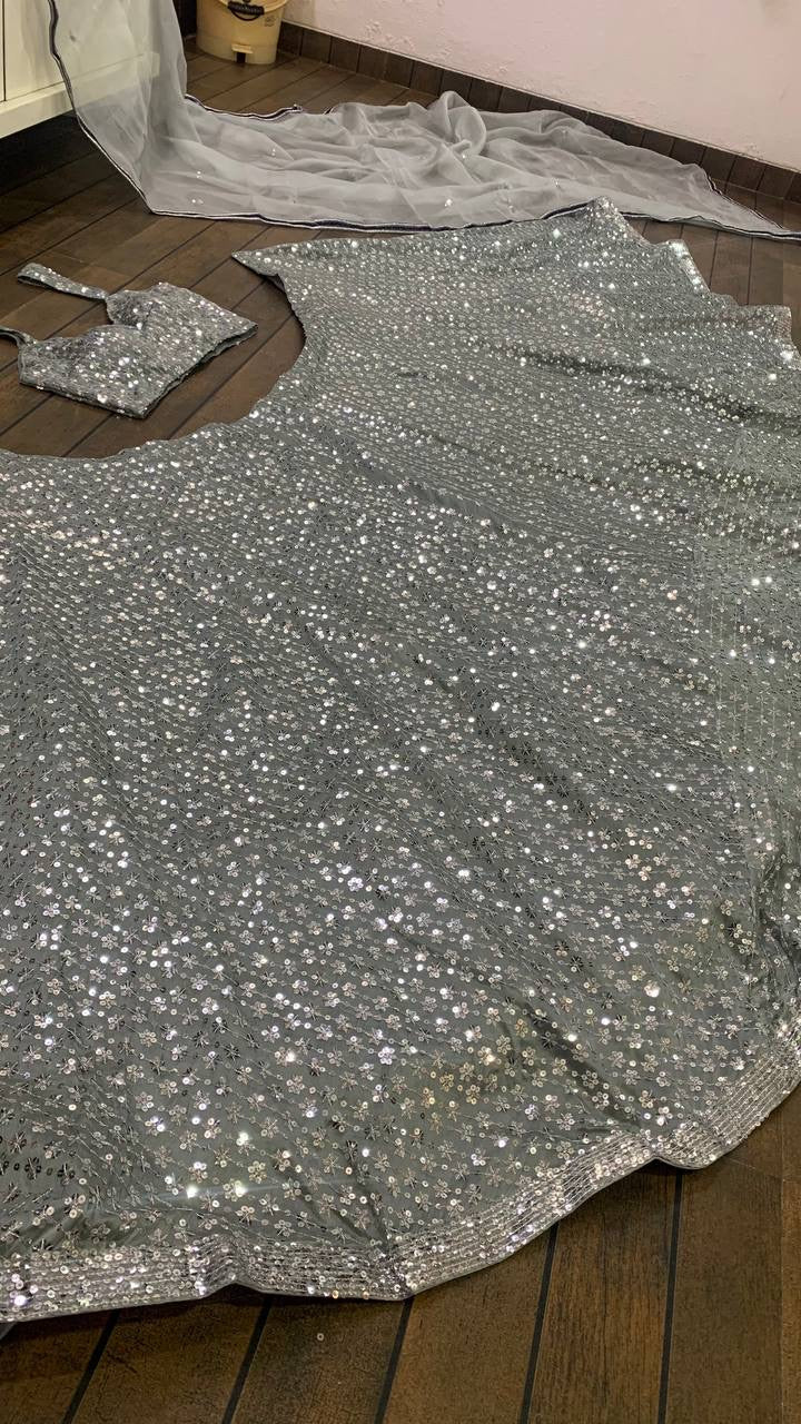 सीक्वेंस वर्क वाला डिज़ाइनर पार्टी वेयर लहंगा चोली