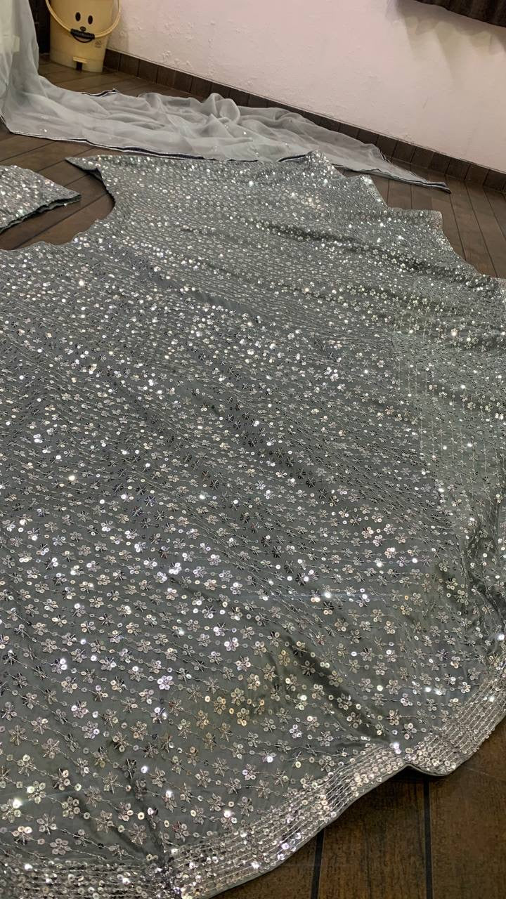 सीक्वेंस वर्क वाला डिज़ाइनर पार्टी वेयर लहंगा चोली