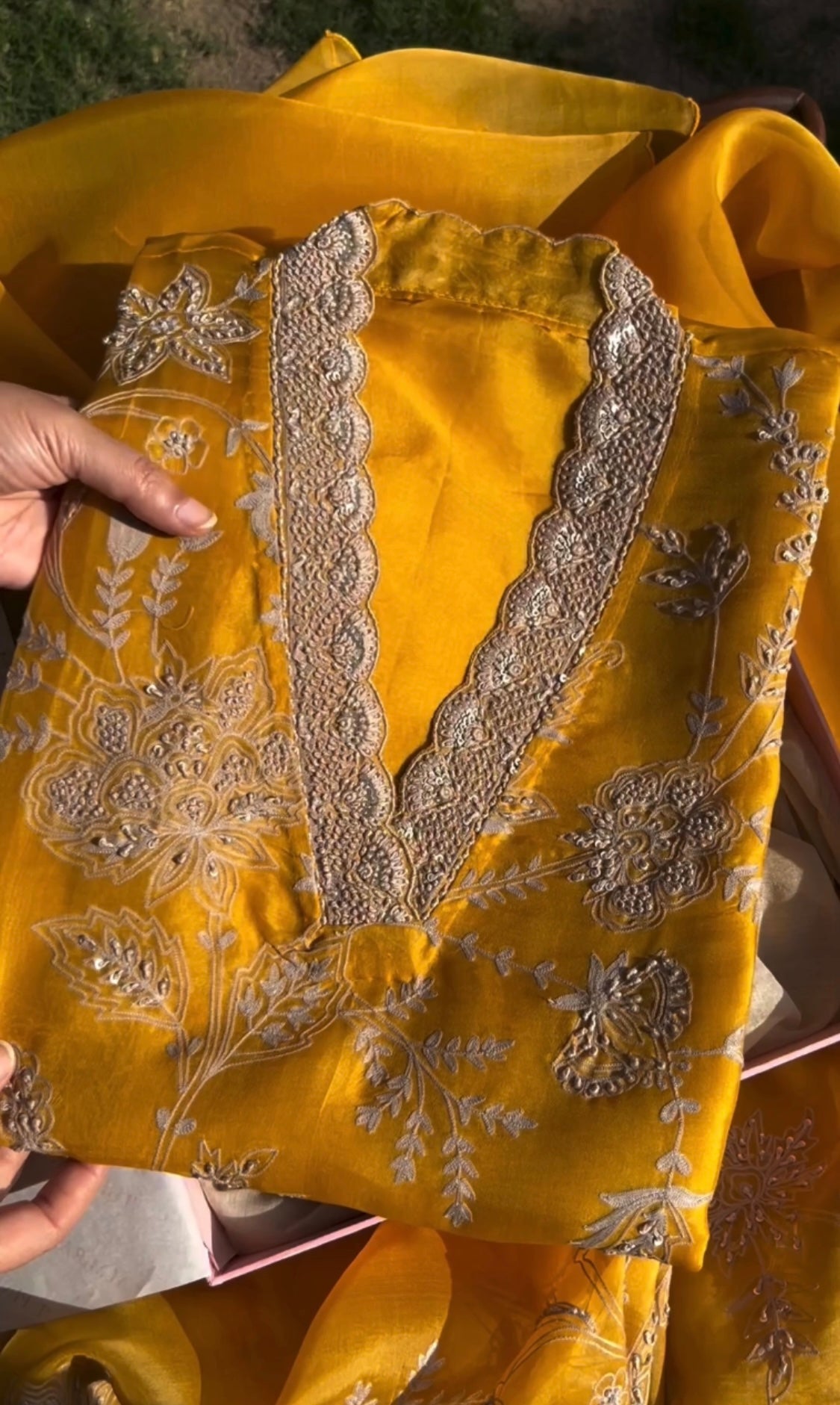 सीक्वेंस वर्क से सजा हुआ डिजाइनर पार्टी वेयर सूट, पैंट और दुपट्टा