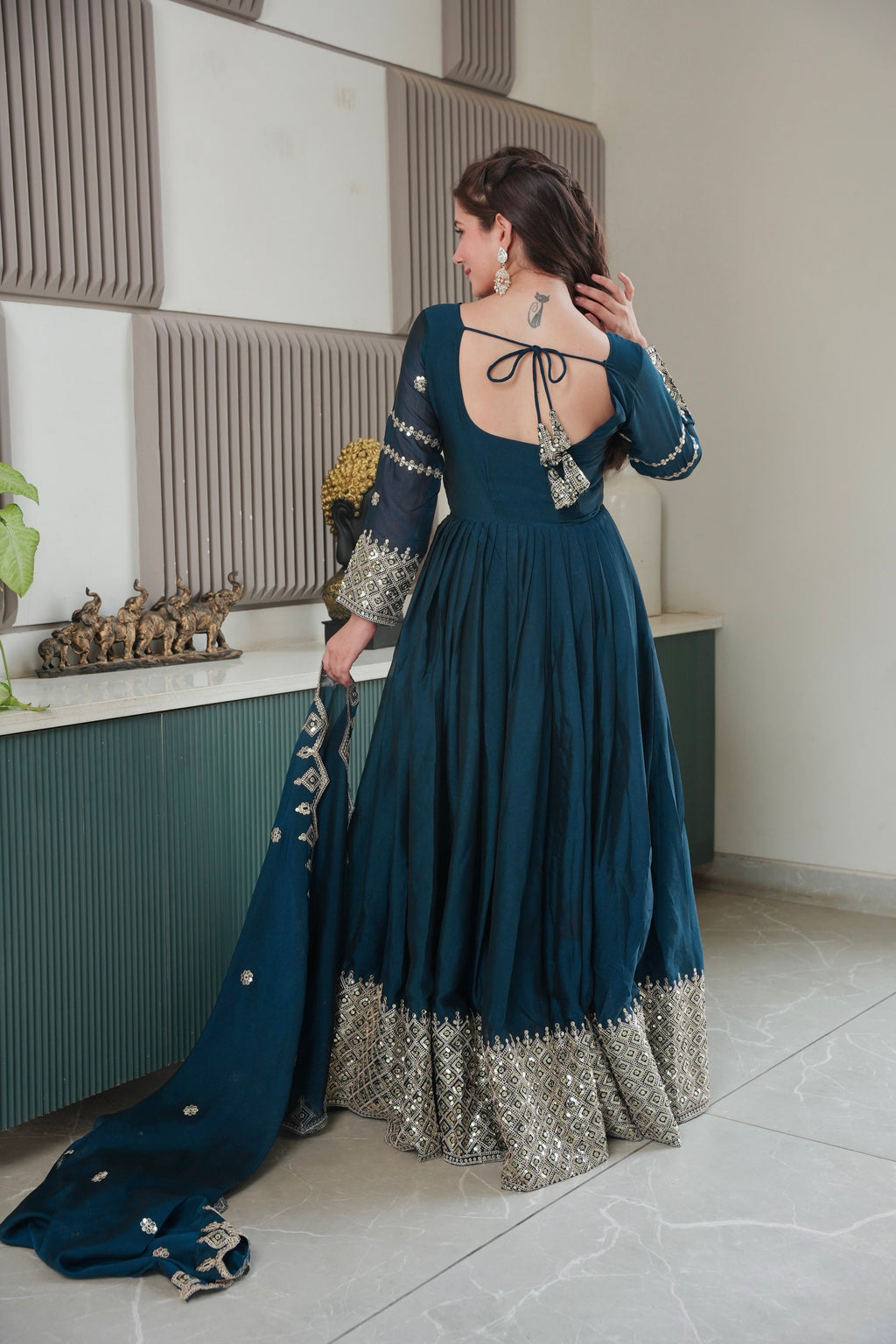 पार्टी वेयर लुक गाउन जिसमें कढ़ाई, कोडिंग और सीक्वेंस का काम किया गया है।