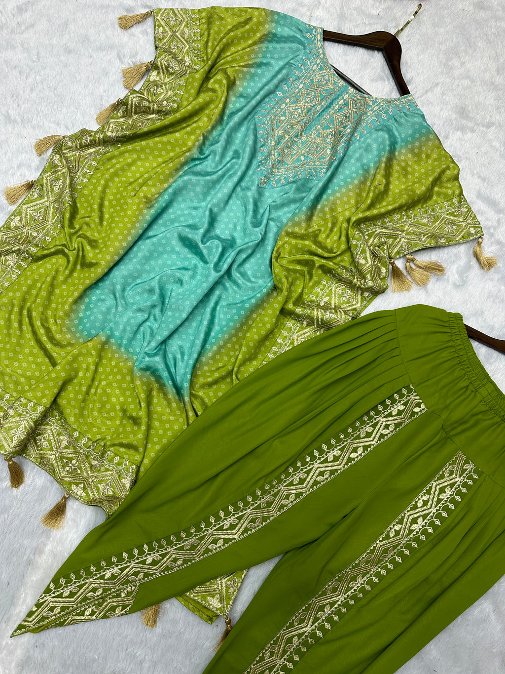 डिजाइनर कफ्तान और धोती पर कढ़ाई और डिजिटल प्रिंट का काम।