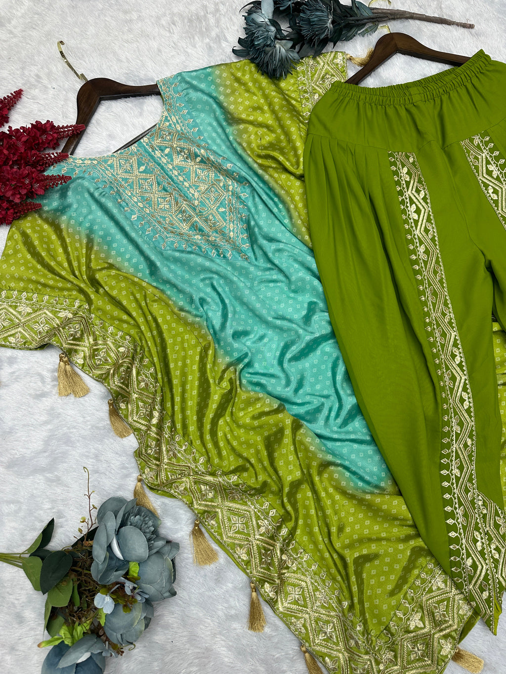 डिजाइनर कफ्तान और धोती पर कढ़ाई और डिजिटल प्रिंट का काम।