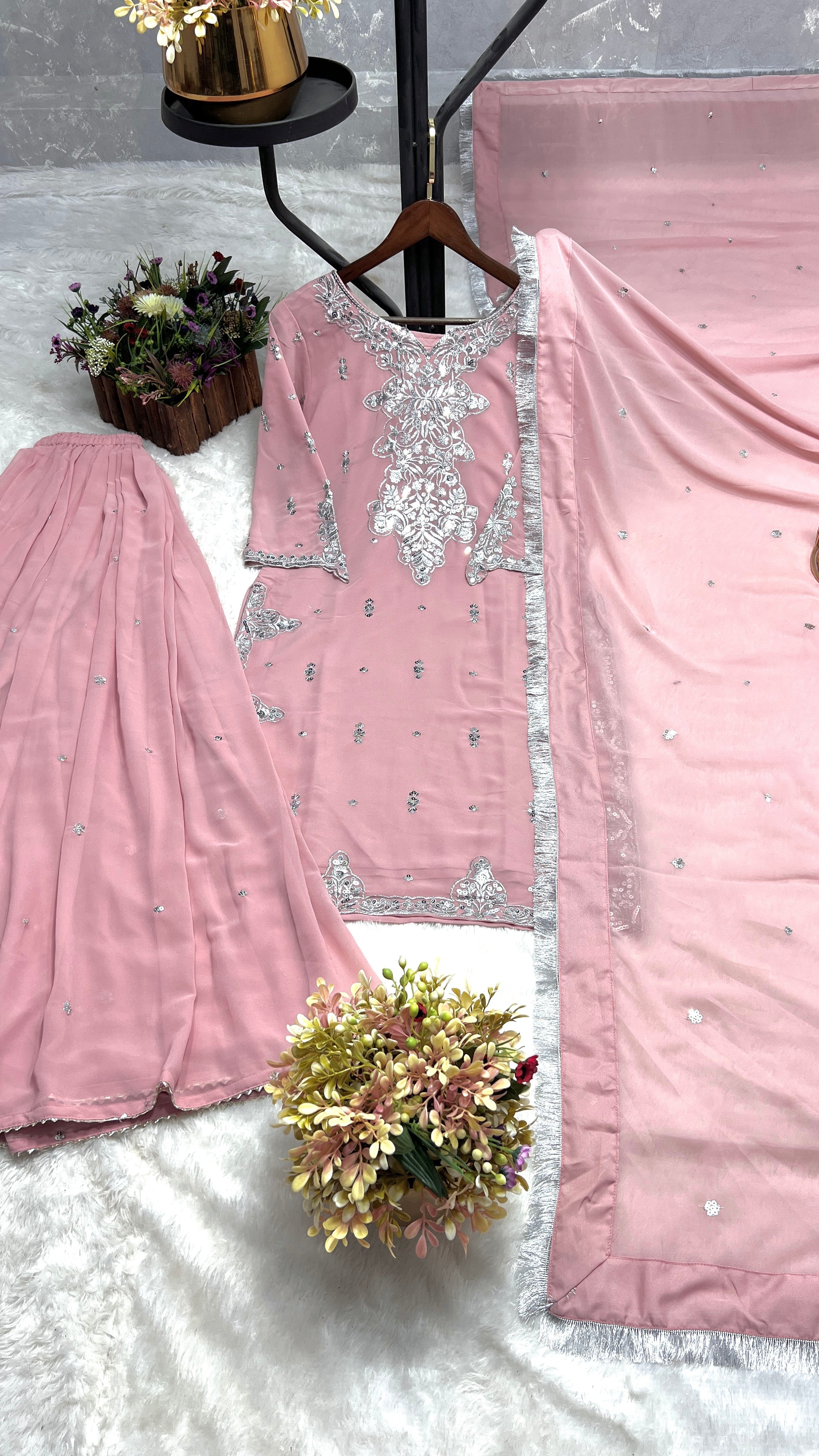 दुपट्टे के साथ खूबसूरत पार्टी वेयर टॉप और बॉटम