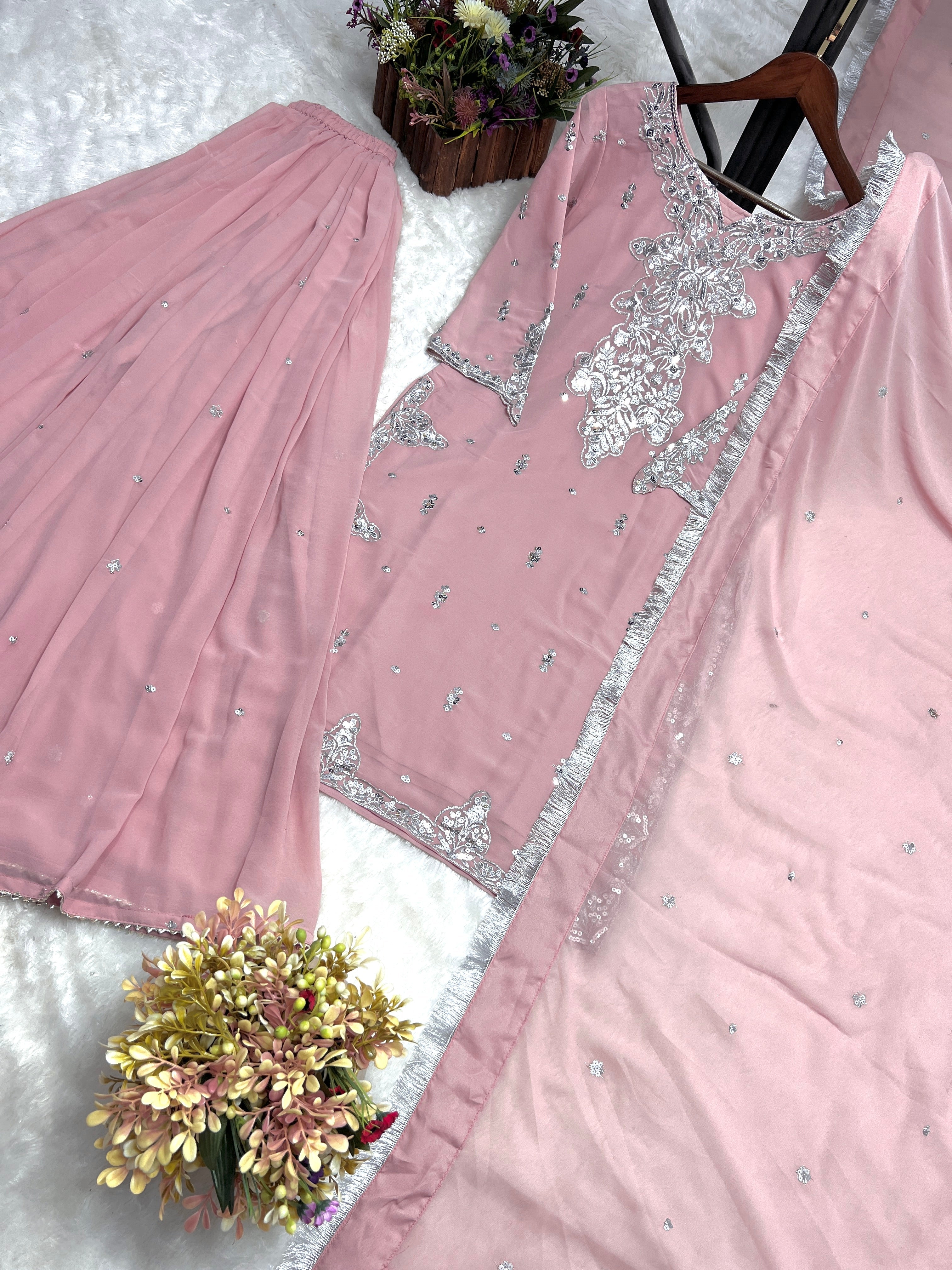 दुपट्टे के साथ खूबसूरत पार्टी वेयर टॉप और बॉटम