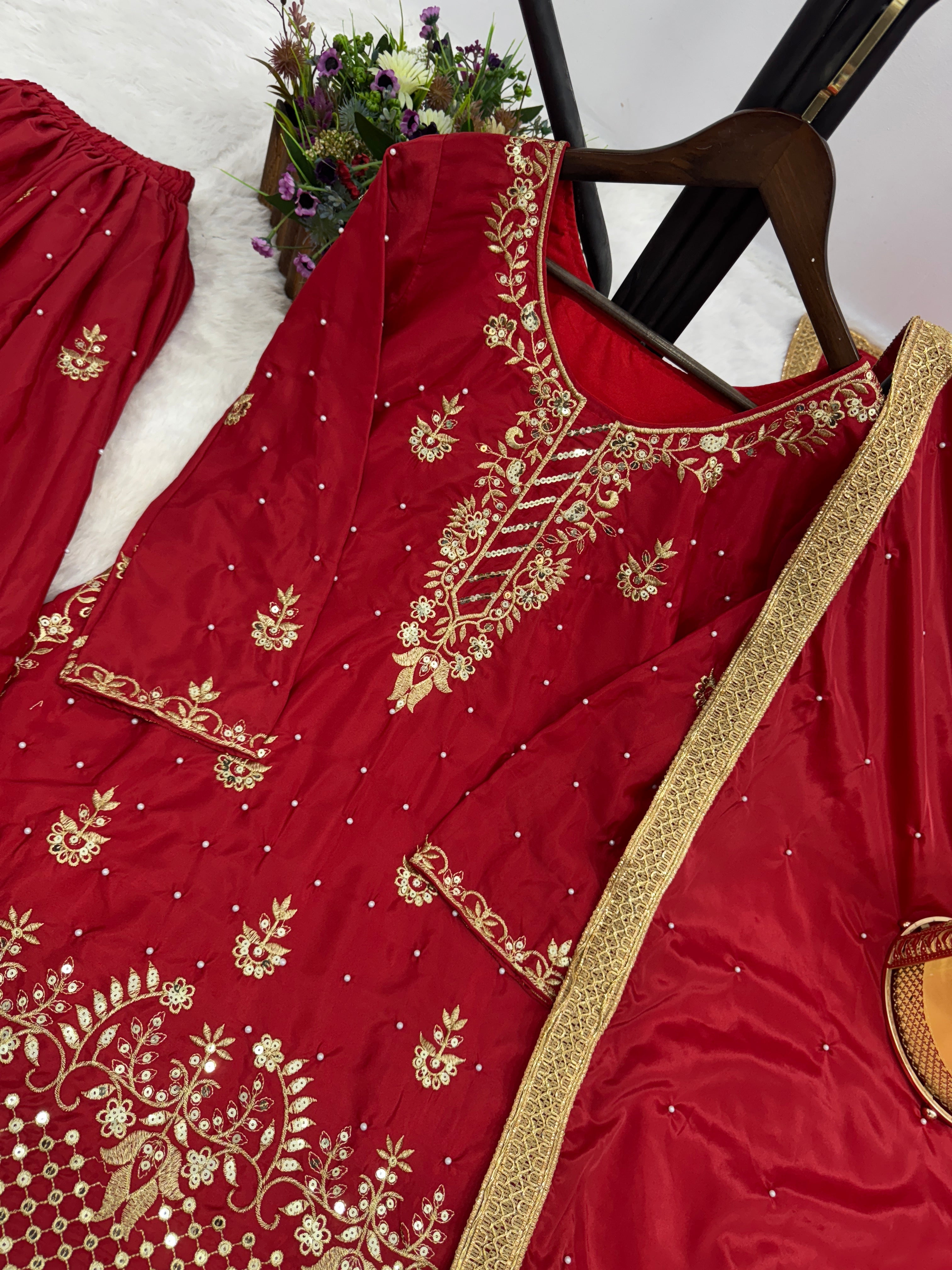 मोती वर्क से सजा हुआ टॉप-बॉटम और दुपट्टा वाला पार्टी वेयर लुक।