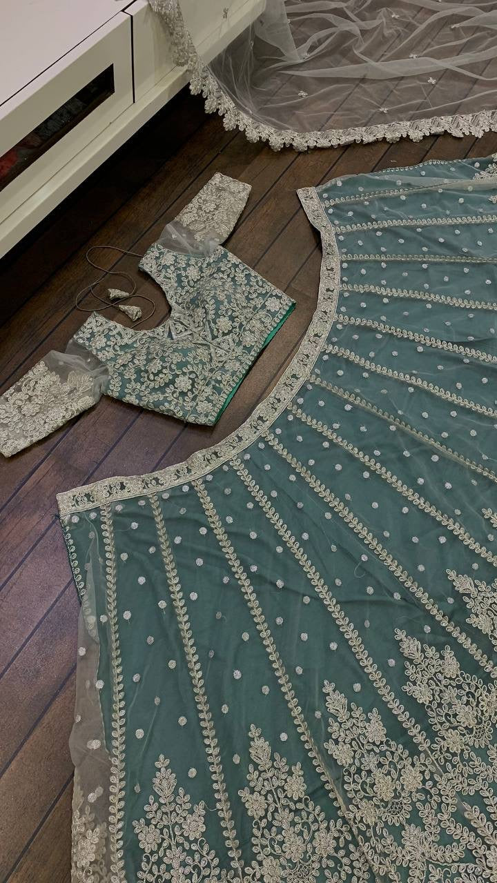 डोरी और सीक्वेंस वर्क से सजा डिजाइनर पार्टी वेयर लहंगा चोली