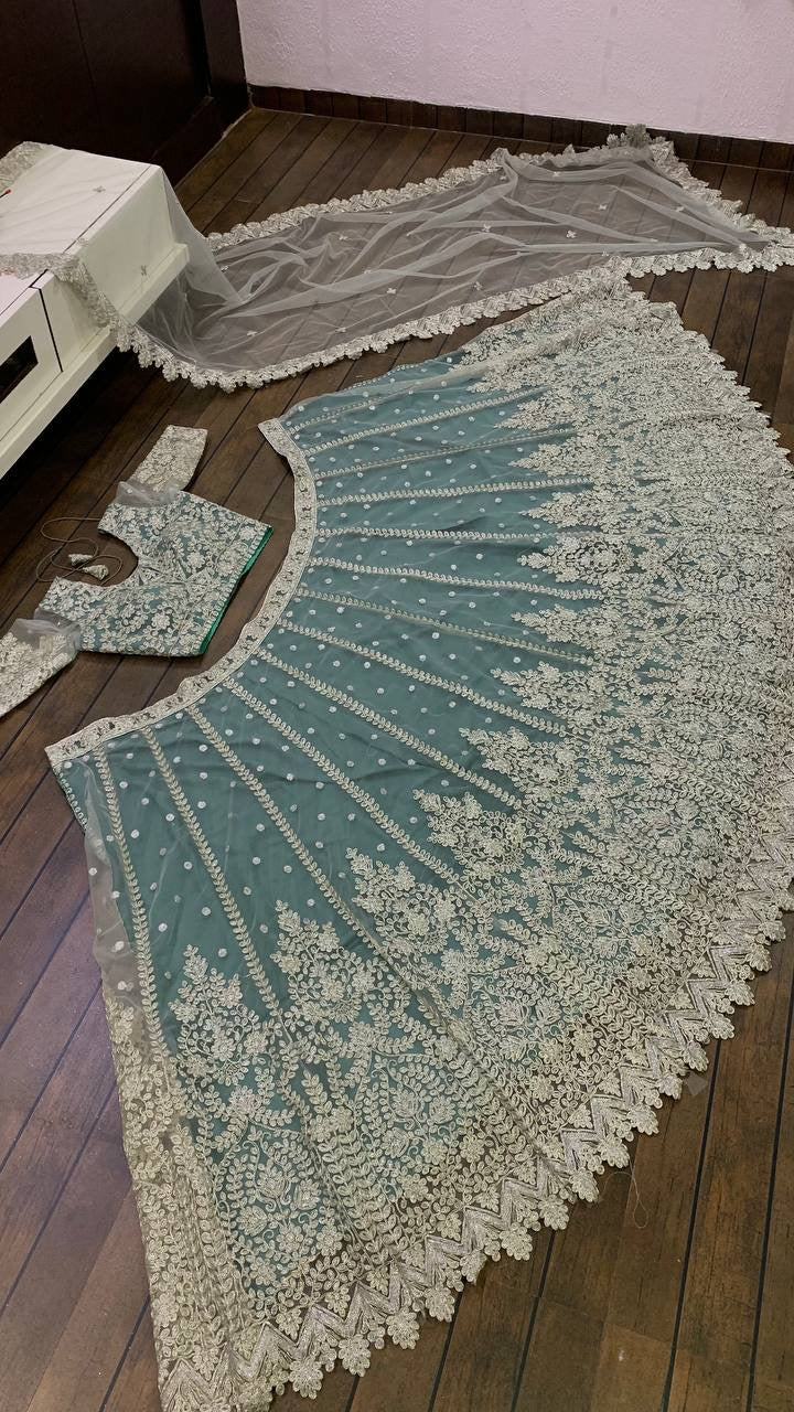 डोरी और सीक्वेंस वर्क से सजा डिजाइनर पार्टी वेयर लहंगा चोली