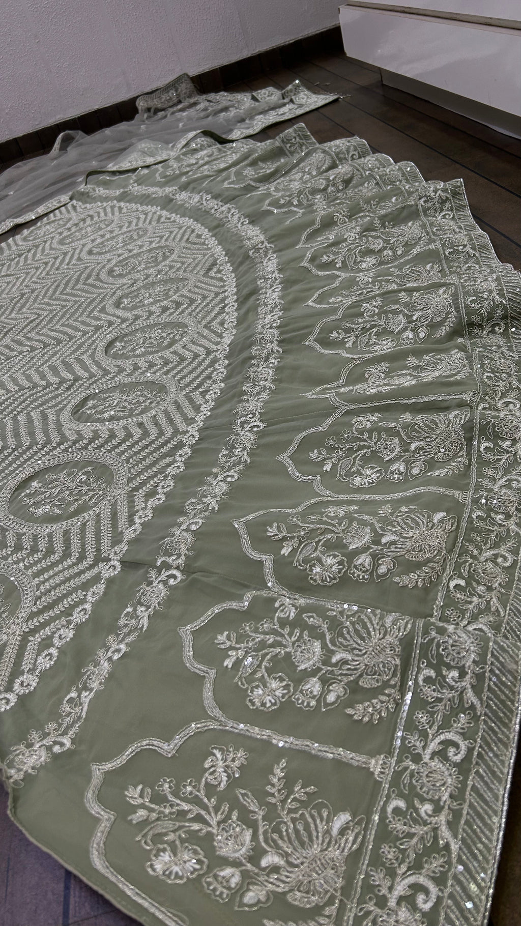 पार्टी वेयर लुक के लिए सीक्वेंस वर्क वाला लहंगा चोली