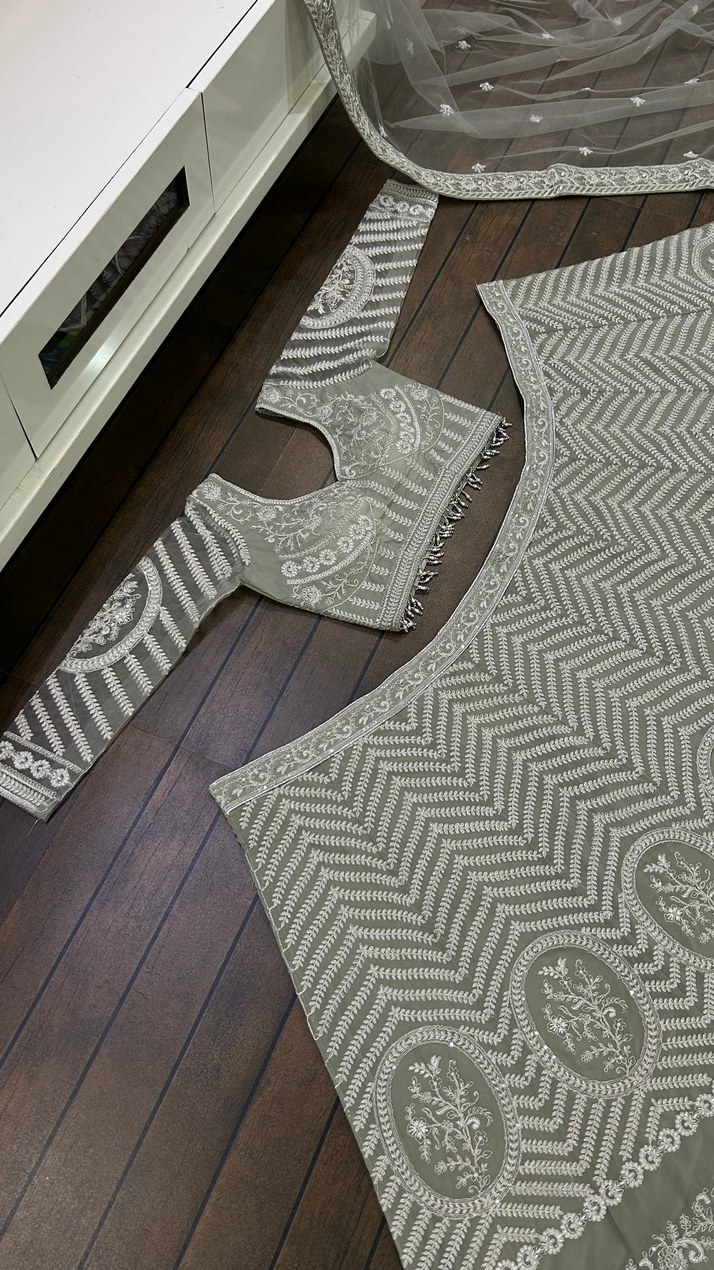 पार्टी वेयर लुक के लिए सीक्वेंस वर्क वाला लहंगा चोली