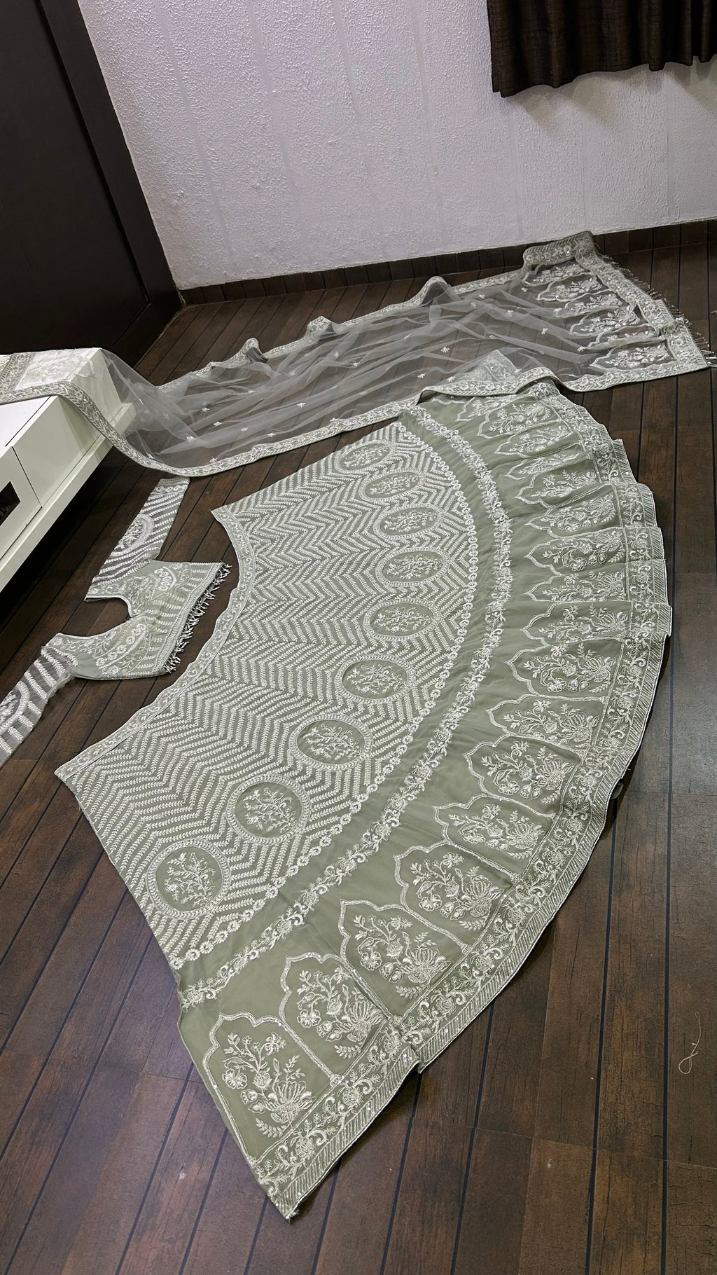 पार्टी वेयर लुक के लिए सीक्वेंस वर्क वाला लहंगा चोली