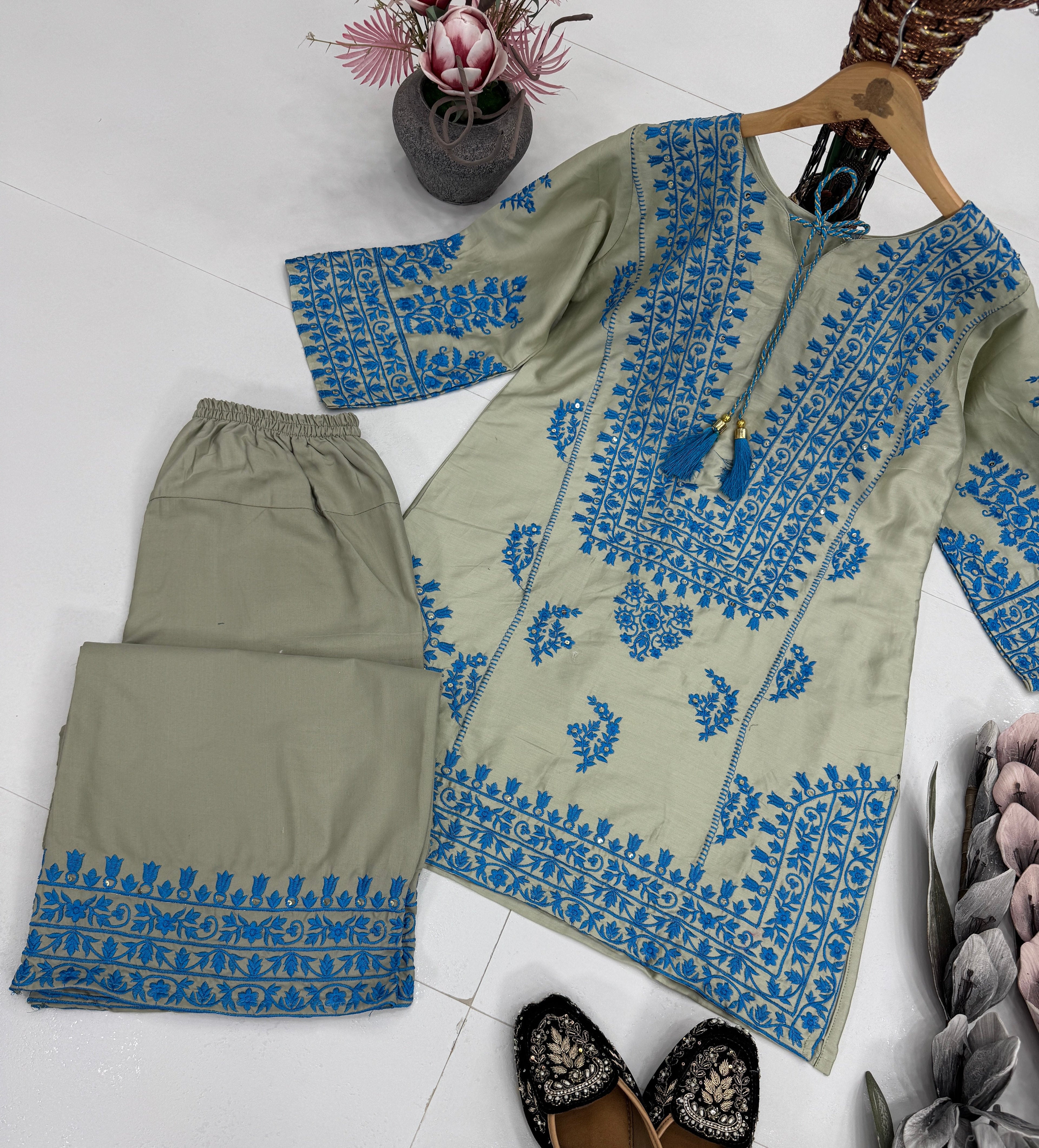 कढ़ाई के काम से सजे खूबसूरत पार्टी वेयर टॉप और बॉटम