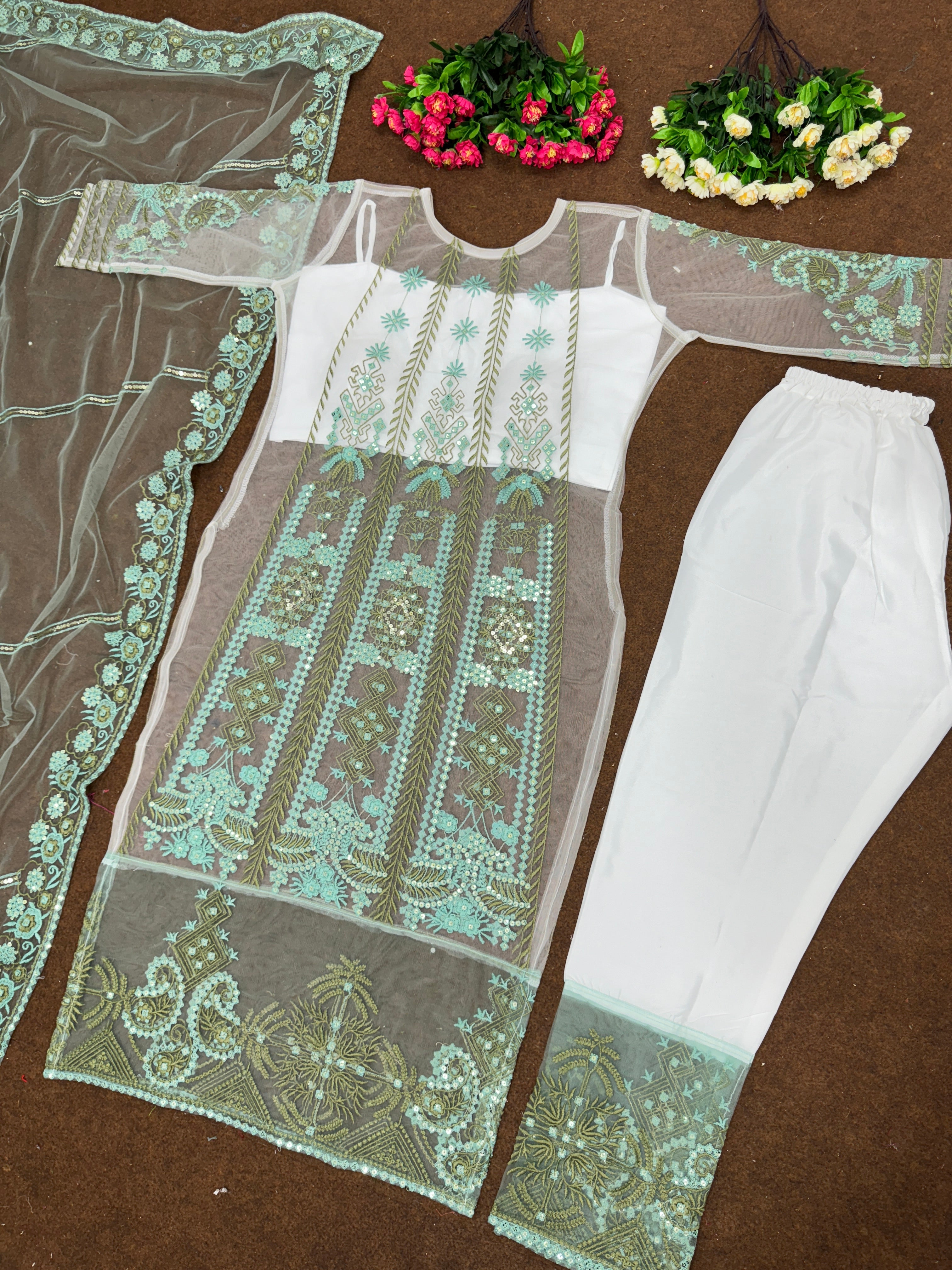 पार्टी वियर फैंसी 4 पीस सेट, कढ़ाई और सीक्वेंस वर्क के साथ