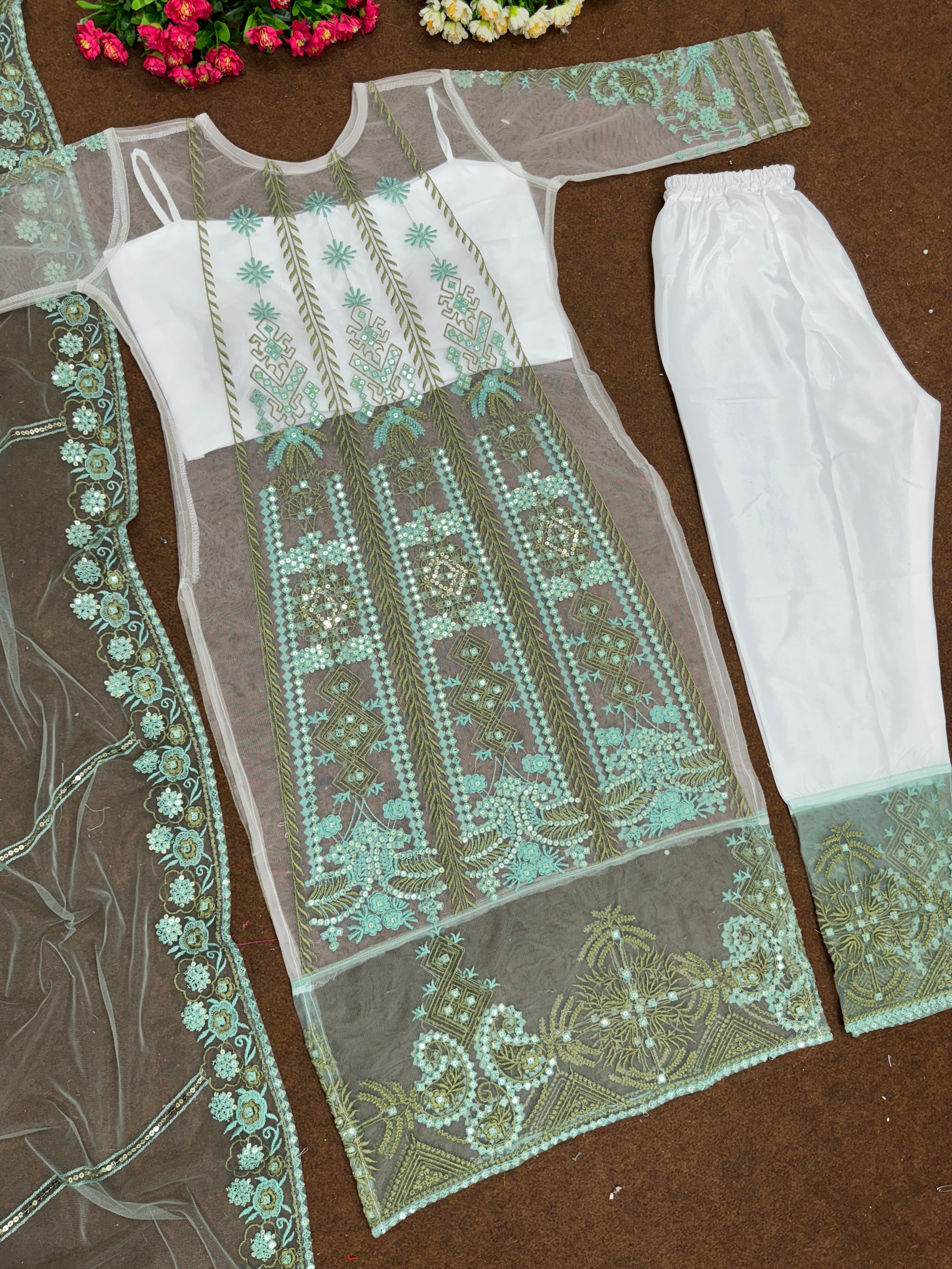 पार्टी वियर फैंसी 4 पीस सेट, कढ़ाई और सीक्वेंस वर्क के साथ