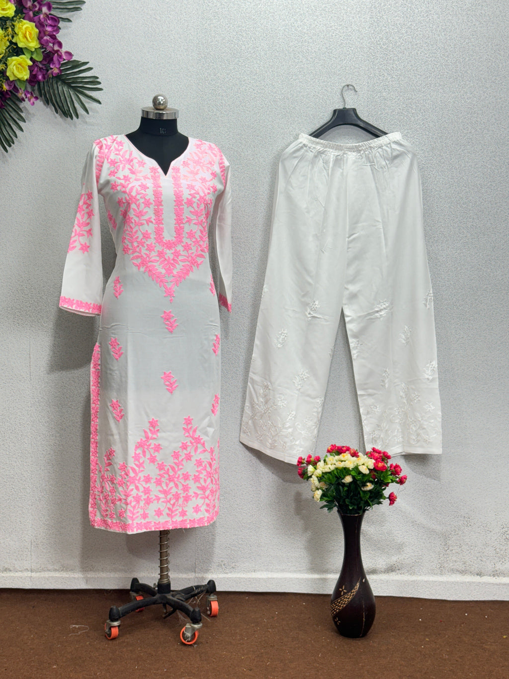 कढ़ाई के काम से सजा खूबसूरत टॉप, बॉटम और प्लाज़ो