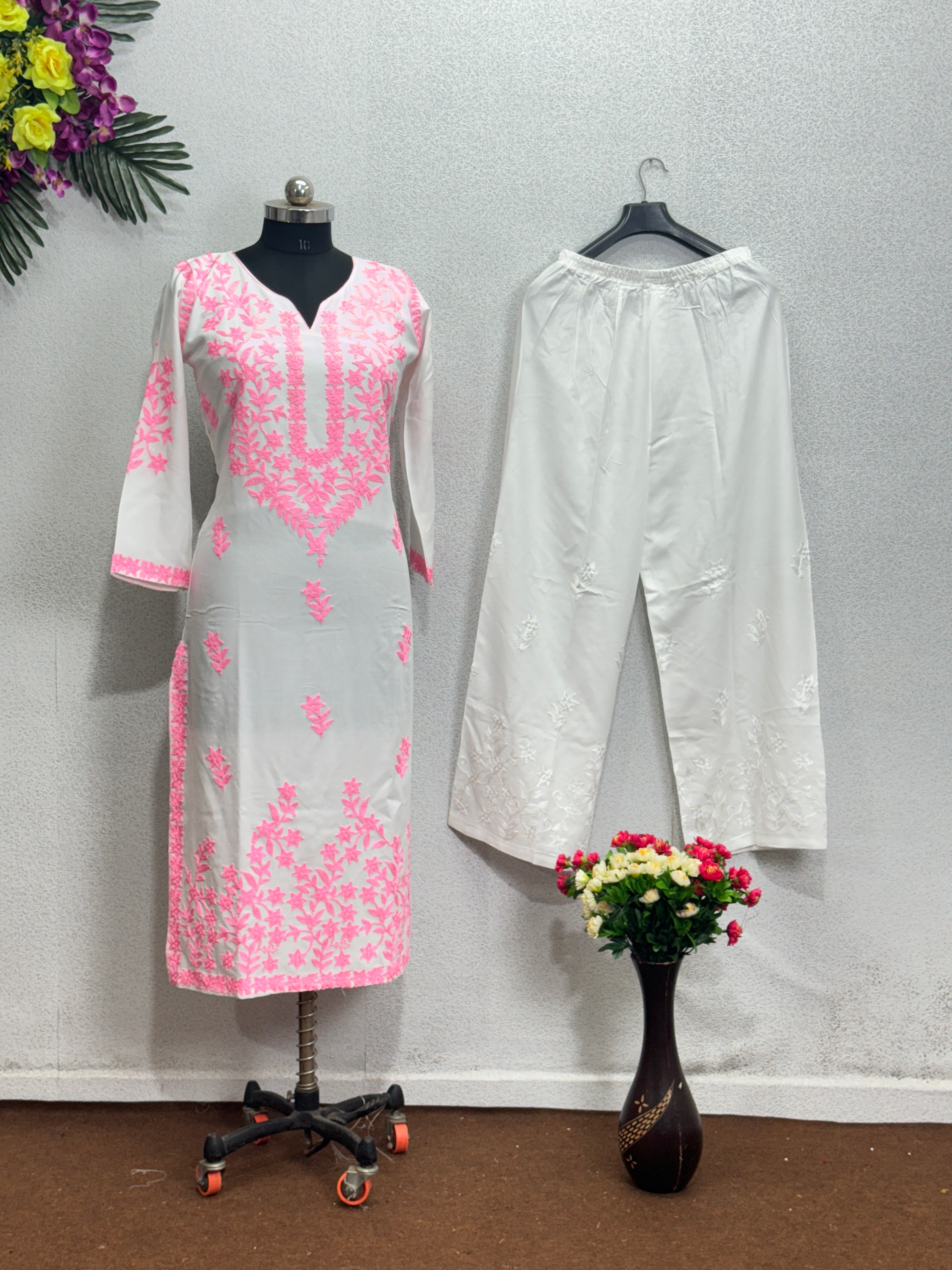 कढ़ाई के काम से सजा खूबसूरत टॉप, बॉटम और प्लाज़ो