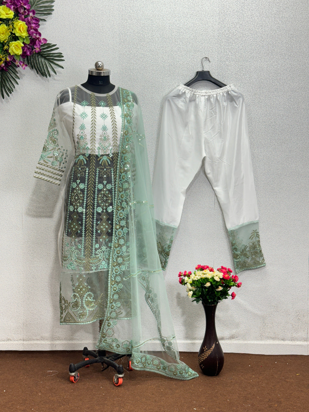 पार्टी वियर फैंसी 4 पीस सेट, कढ़ाई और सीक्वेंस वर्क के साथ