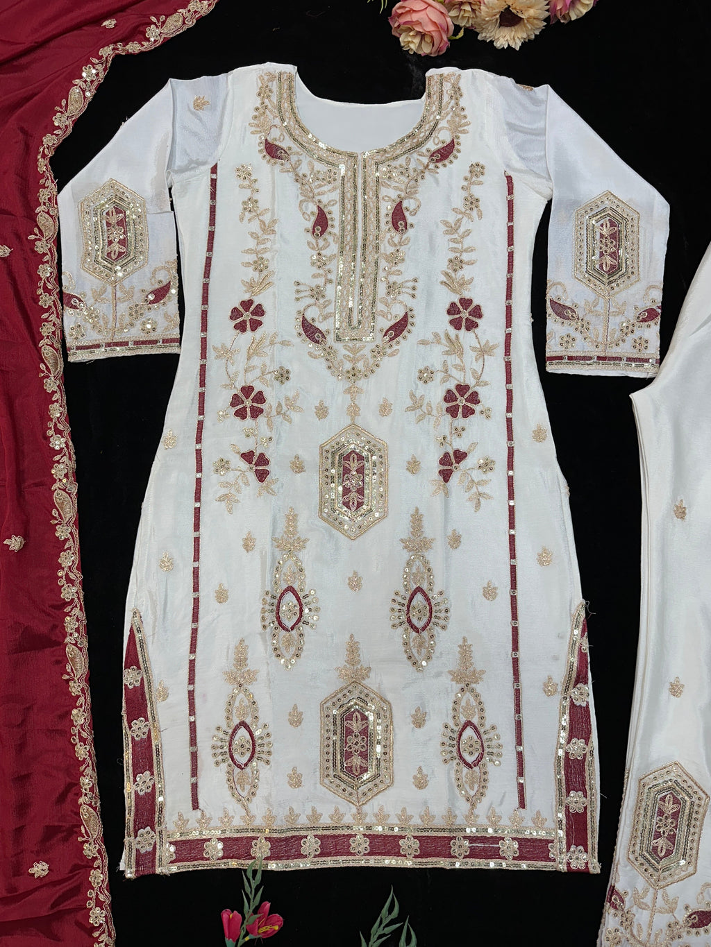 पार्टी वेयर टॉप, बॉटम और दुपट्टा, हैवी एम्ब्रॉयडरी वर्क के साथ