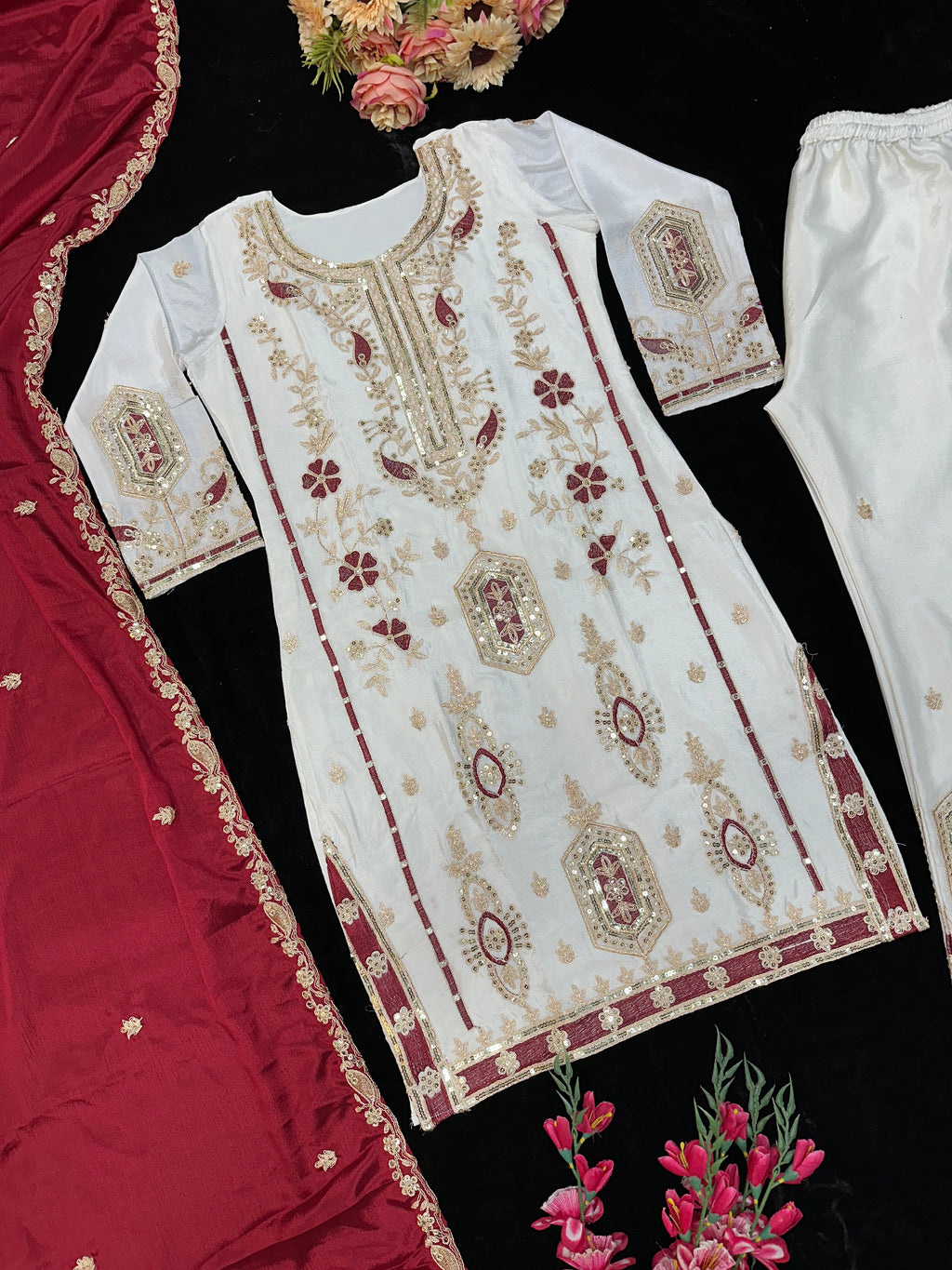 पार्टी वेयर टॉप, बॉटम और दुपट्टा, हैवी एम्ब्रॉयडरी वर्क के साथ