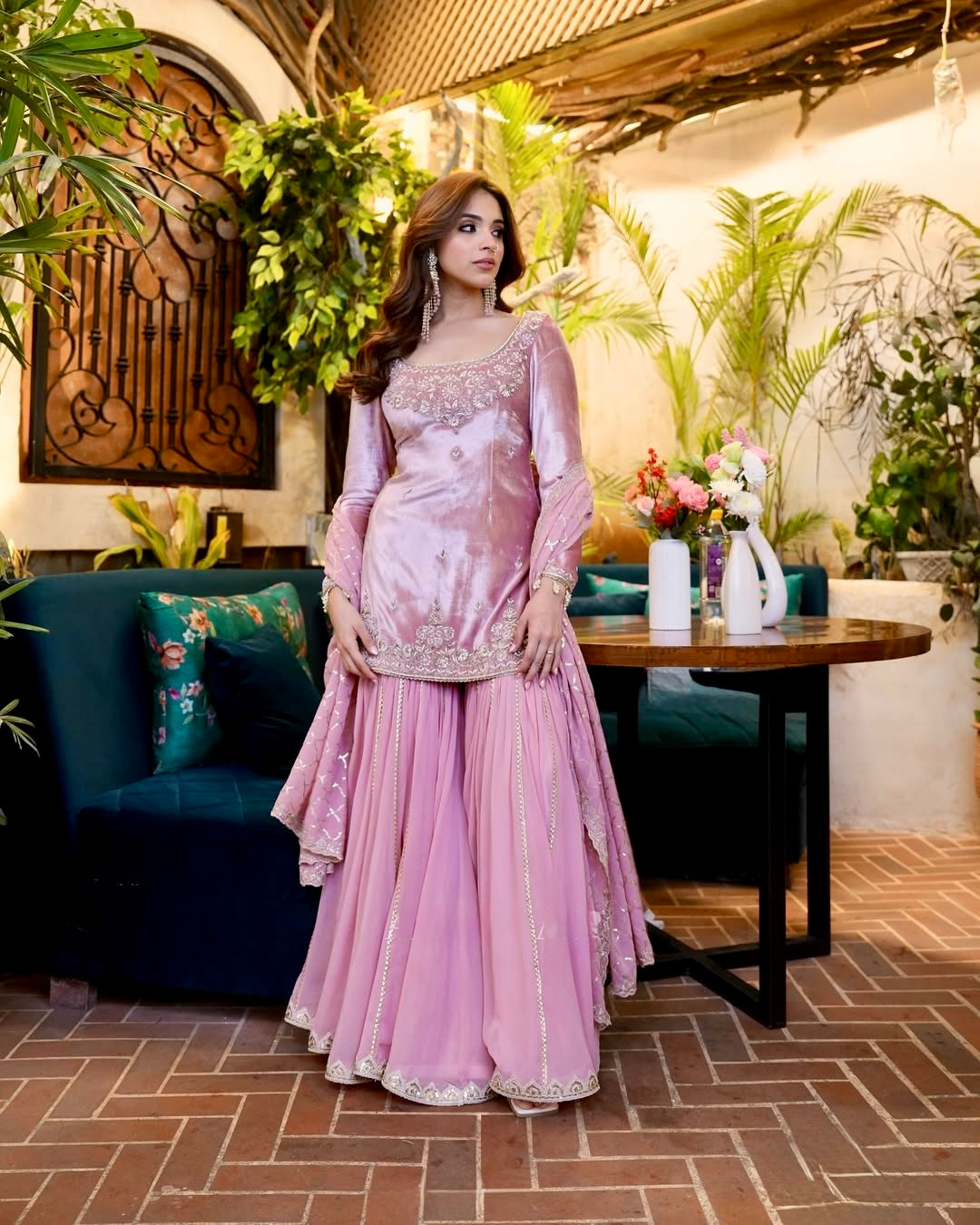 पार्टी वेयर लुक: डिजाइनर टॉप और बॉटम दुपट्टे के साथ