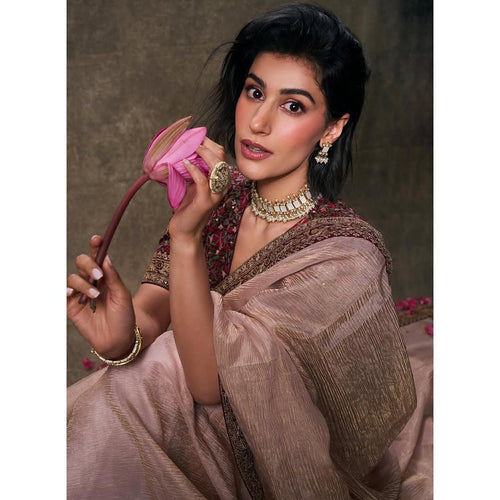 सीक्विन और जरी डोरी कढ़ाई वाली लेस बॉर्डर वाली खूबसूरत डिज़ाइनर साड़ी