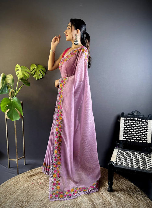 खूबसूरत डिज़ाइनर साड़ी, धागे और बहुरंगी कढ़ाई का काम