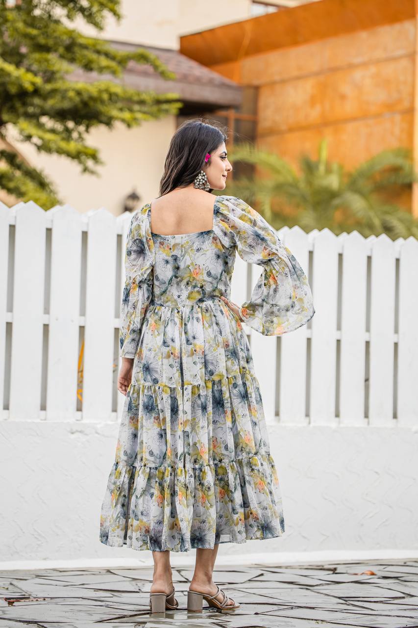 ज्यामितीय डिजिटल प्रिंट वाला स्टाइलिश जॉर्जेट गाउन