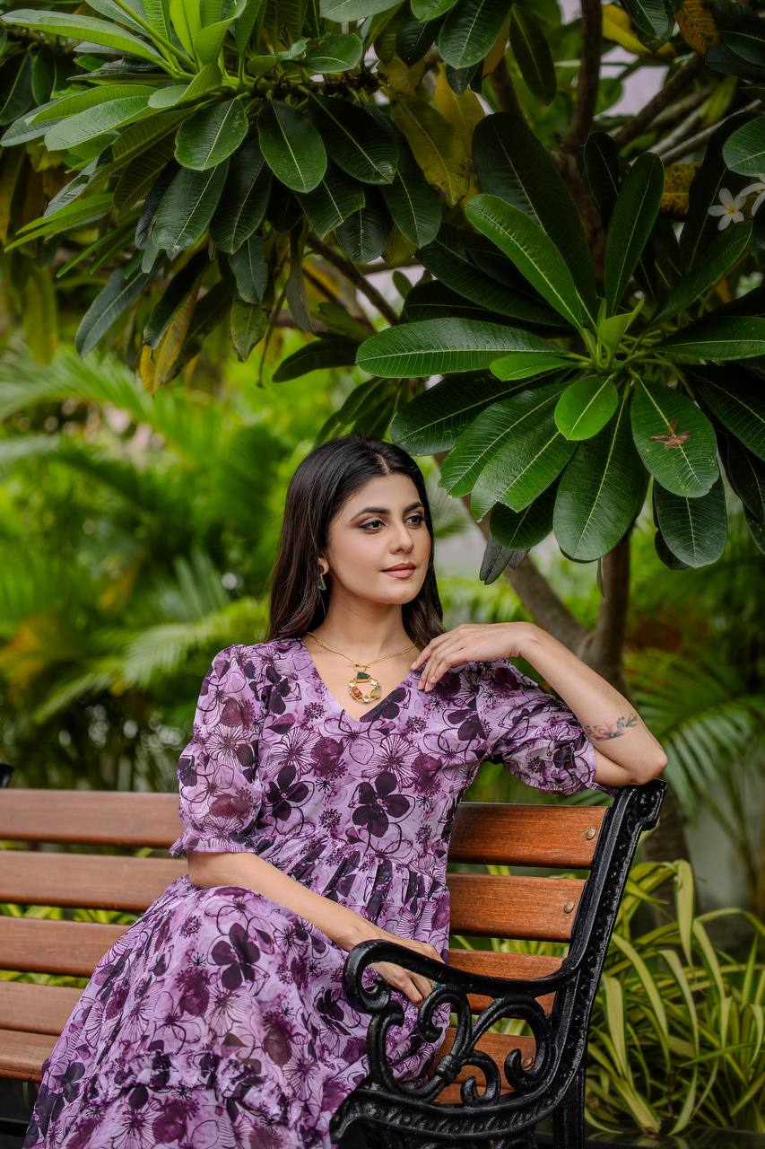 विस्तृत फ्लोरल और ज्योमेट्रिक डिजिटल प्रिंट वाला स्टाइलिश जॉर्जेट गाउन