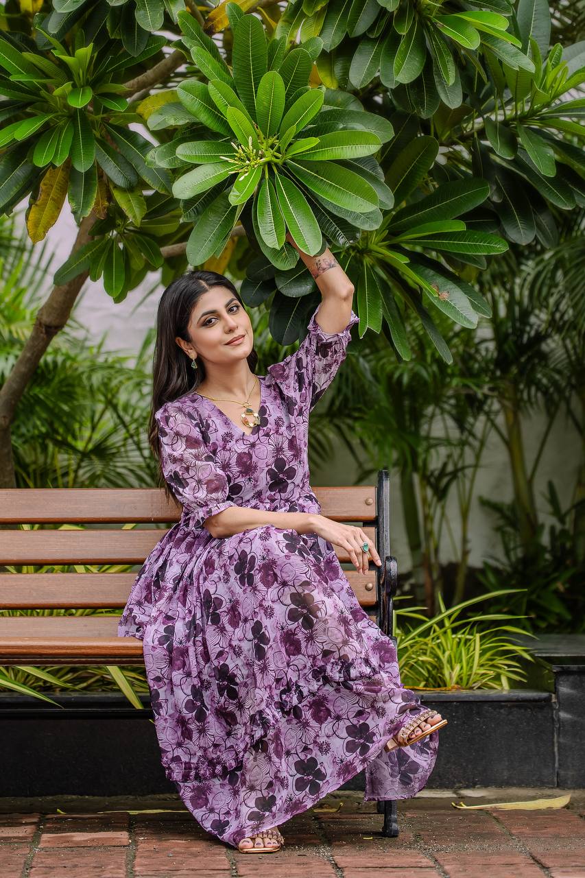 विस्तृत फ्लोरल और ज्योमेट्रिक डिजिटल प्रिंट वाला स्टाइलिश जॉर्जेट गाउन