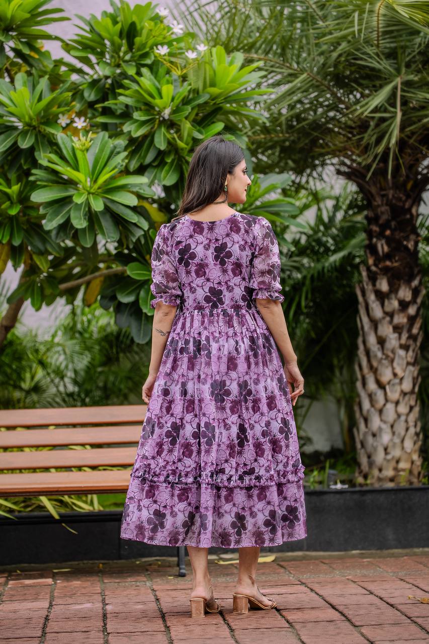 विस्तृत फ्लोरल और ज्योमेट्रिक डिजिटल प्रिंट वाला स्टाइलिश जॉर्जेट गाउन