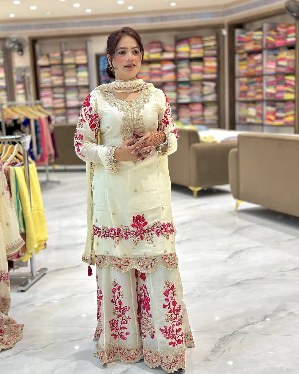 पार्टी वेयर टॉप-बॉटम और दुपट्टा, हैवी एम्ब्रॉयडरी वर्क के साथ