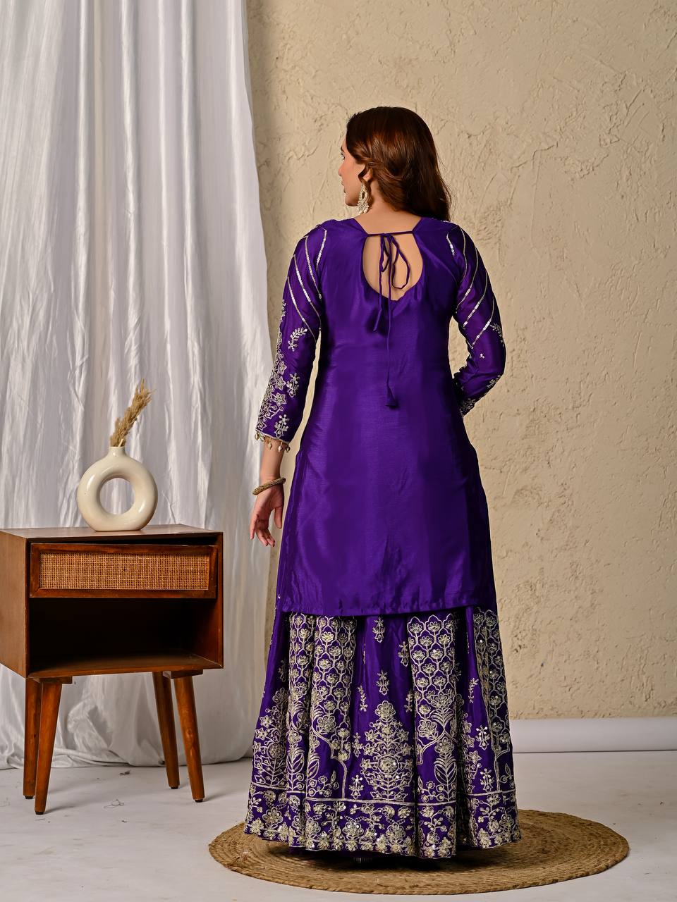 पार्टी वेयर टॉप-लहंगा और दुपट्टा, कढ़ाई और सीक्वेंस वर्क के साथ