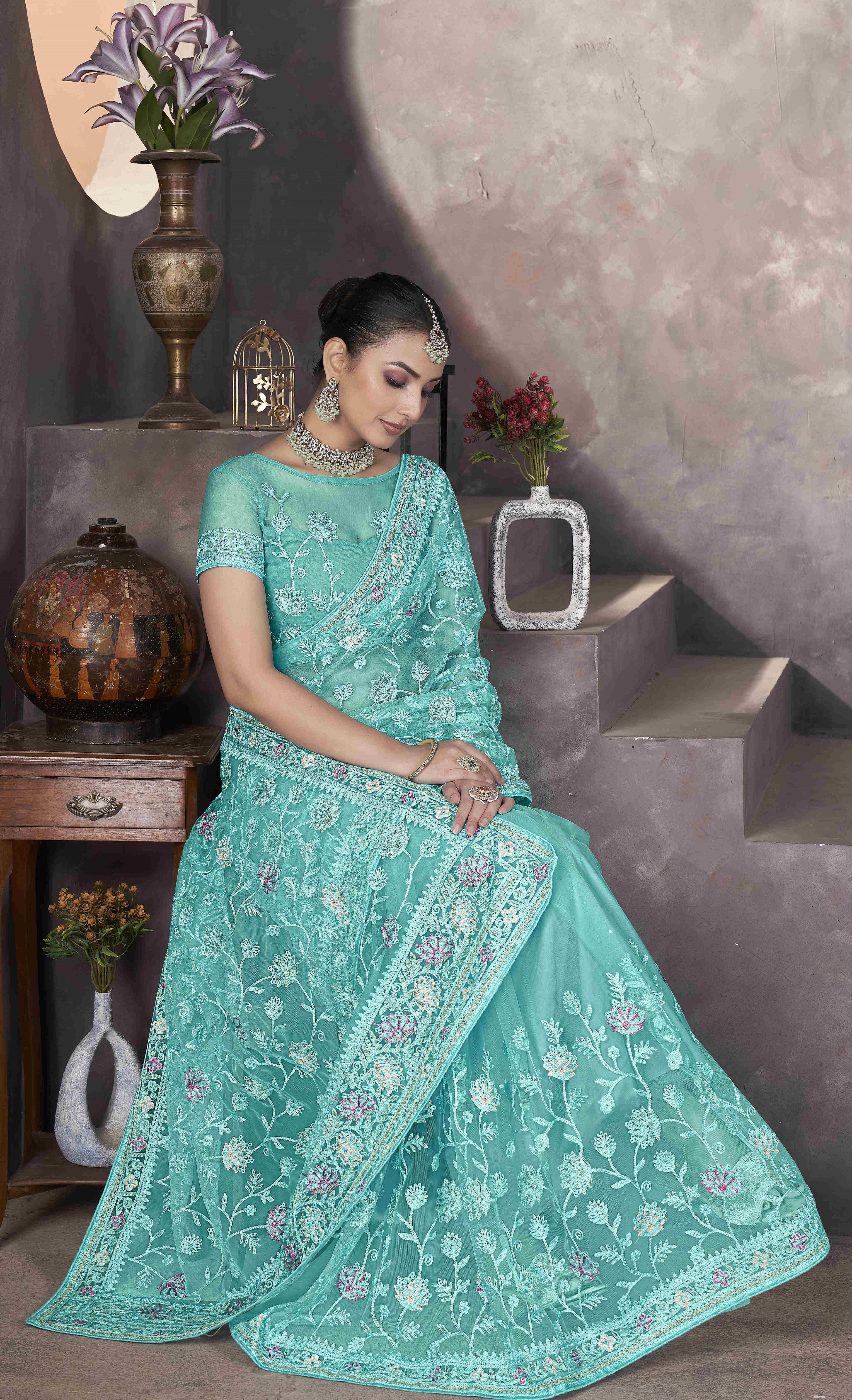 डिजाइनर पार्टी वेयर लुक वाली कढ़ाई वाली साड़ी